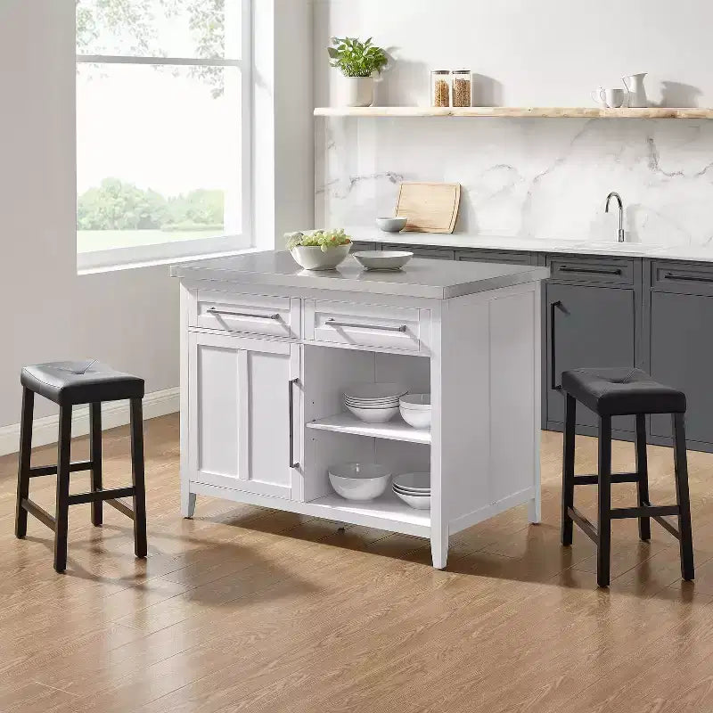 HomeStock avec îlot de cuisine avec porte et étagères