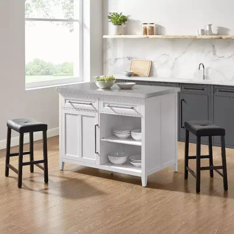 HomeStock avec îlot de cuisine avec porte et étagères