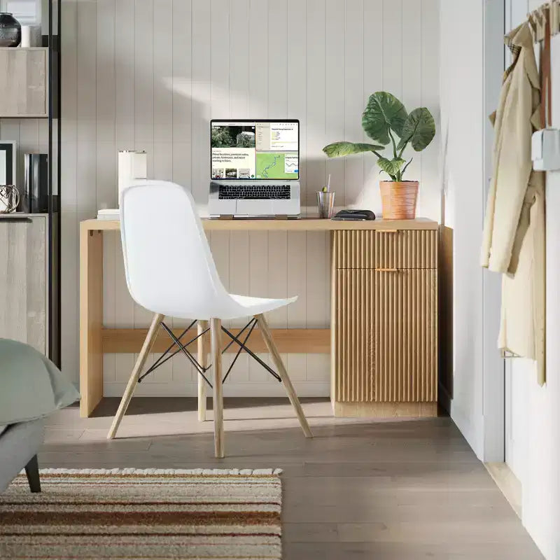 Bureau de direction cannelé moderne - Poste de travail informatique en bois de 152 cm de large avec rangement, tiroir et armoire, grand bureau de bureau en chêne pour la maison, l'étude, l'espace de travail