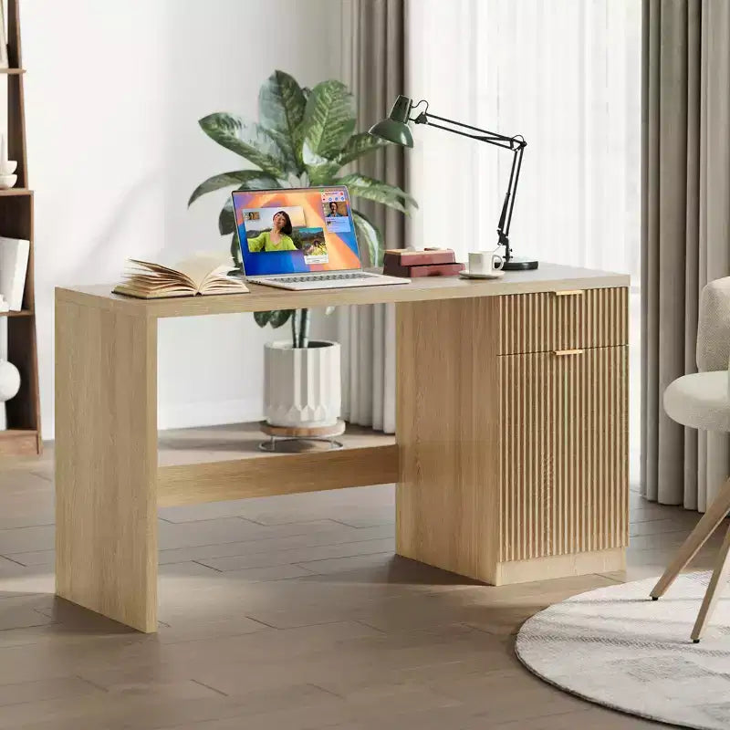 Bureau de direction cannelé moderne - Poste de travail informatique en bois de 152 cm de large avec rangement, tiroir et armoire, grand bureau de bureau en chêne pour la maison, l'étude, l'espace de travail
