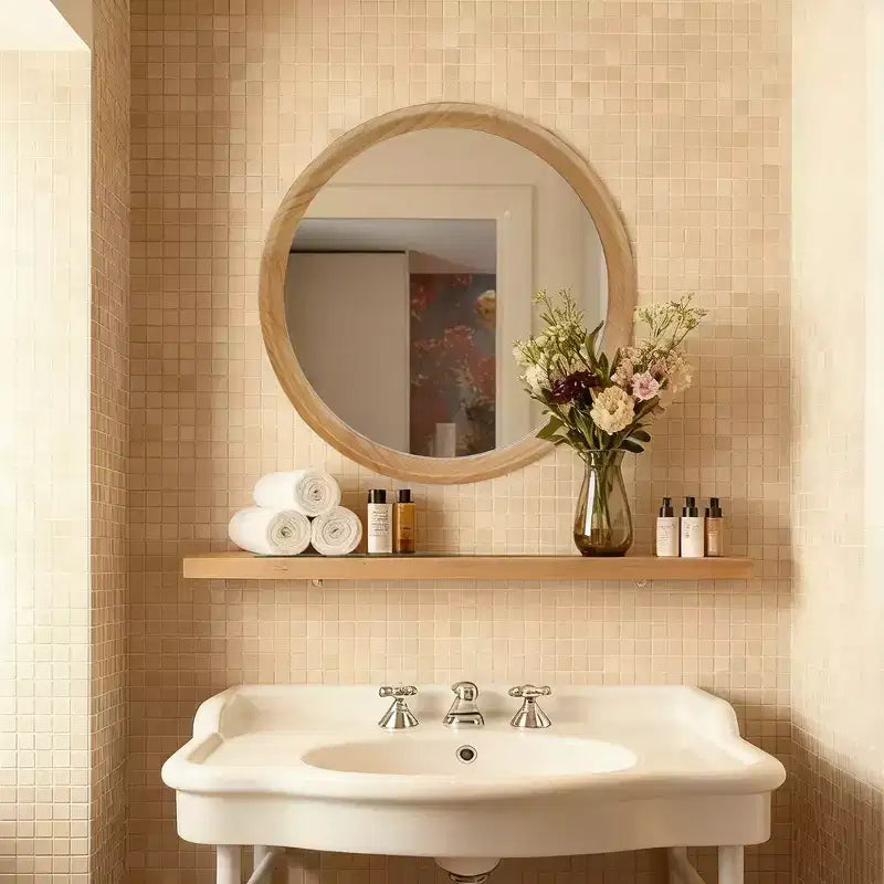 Miroir mural décoratif rond vieilli en bois blanc Whisen avec garniture perlée, miroir de salle de bain de style shabby chic ou campagnard