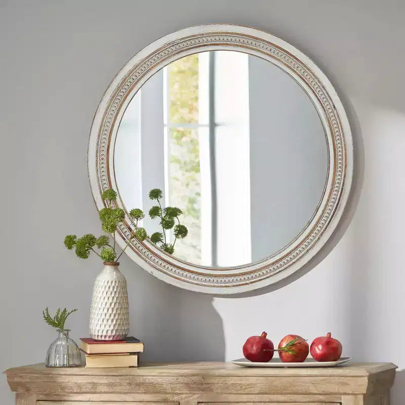 Miroir mural décoratif rond vieilli en bois blanc Whisen avec garniture perlée, miroir de salle de bain de style shabby chic ou campagnard
