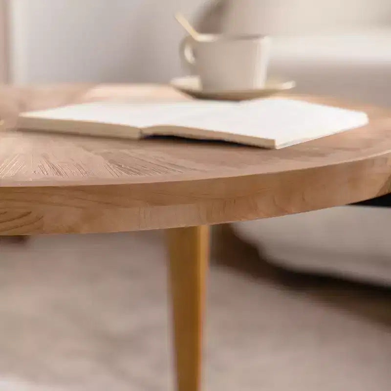 Table basse ronde radiale JVNOXK36.22 - Table basse rustique en bois massif et MDF avec pieds accentués noirs, finition bois naturel pour salon