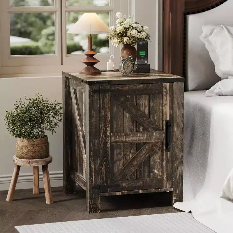 Lot de 2 tables de chevet de ferme avec station de recharge, table de nuit rustique avec porte de grange et étagère réglable, petite table d'appoint pour chambre et salon.