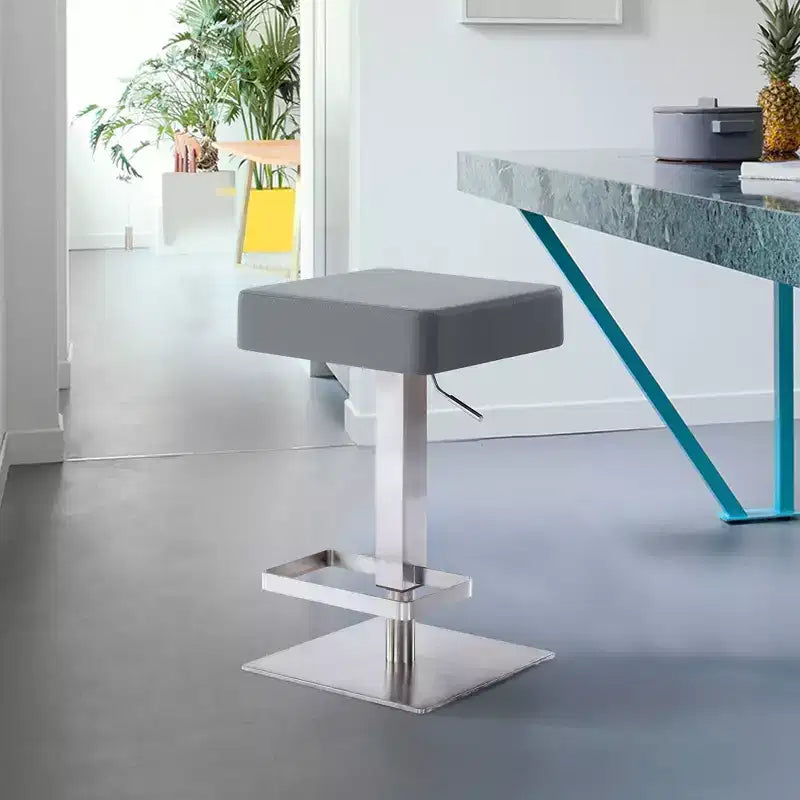Tabouret de bar pivotant Kaylee en similicuir et métal : Acier inoxydable brossé, repose-pieds - Armen Living
