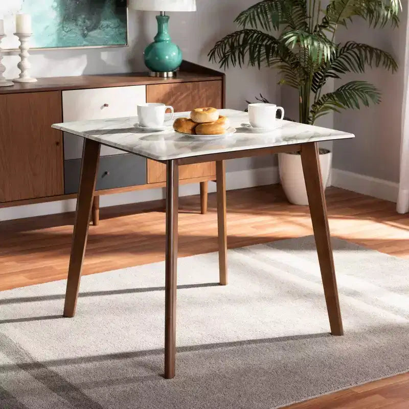 Table à manger Kaylee en bois blanc/marron - Baxton Studio : Plateau en faux marbre, forme carrée, pieds évasés