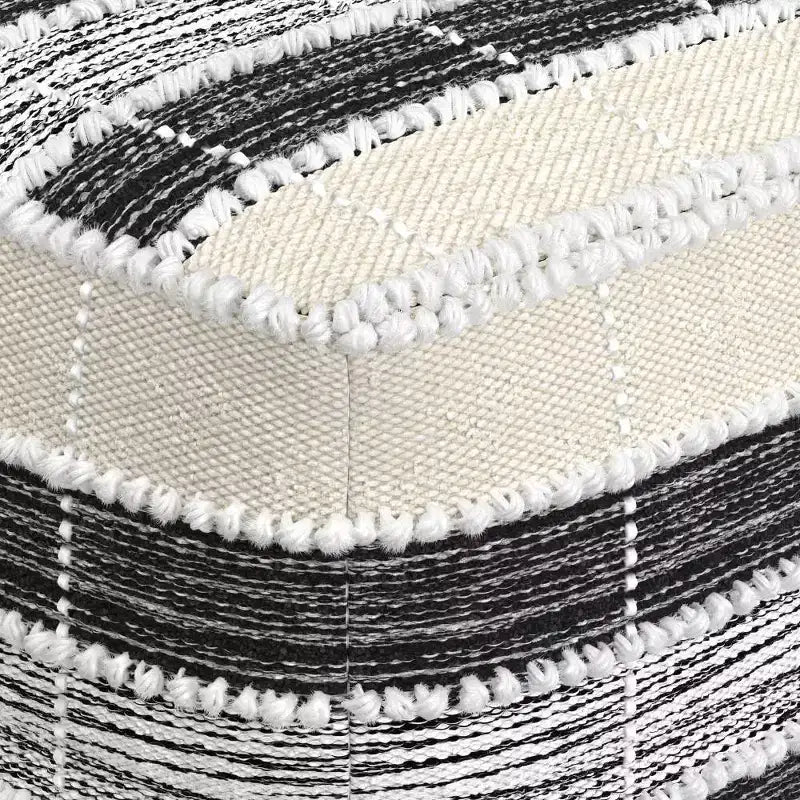 Pouf carré Highland Blanc/Beige/Noir - WyndenHall : Intérieur/Extérieur, Résistant aux UV, Capacité 113 kg