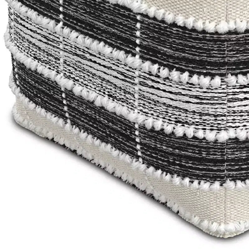 Pouf carré Highland Blanc/Beige/Noir - WyndenHall : Intérieur/Extérieur, Résistant aux UV, Capacité 113 kg