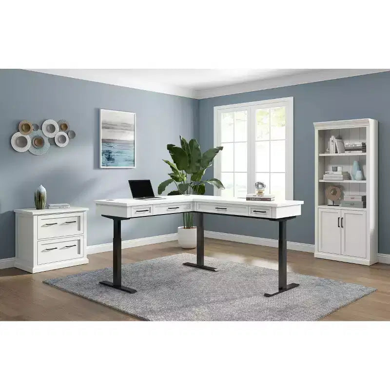 Classeur latéral moderne en bois blanc - Collection Abby - Martin Furniture : Portes Shaker, panneaux à lattes, blocs multiprises intégrés