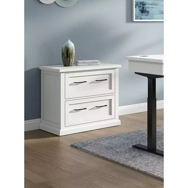 Classeur latéral moderne en bois blanc - Collection Abby - Martin Furniture : Portes Shaker, panneaux à lattes, blocs multiprises intégrés