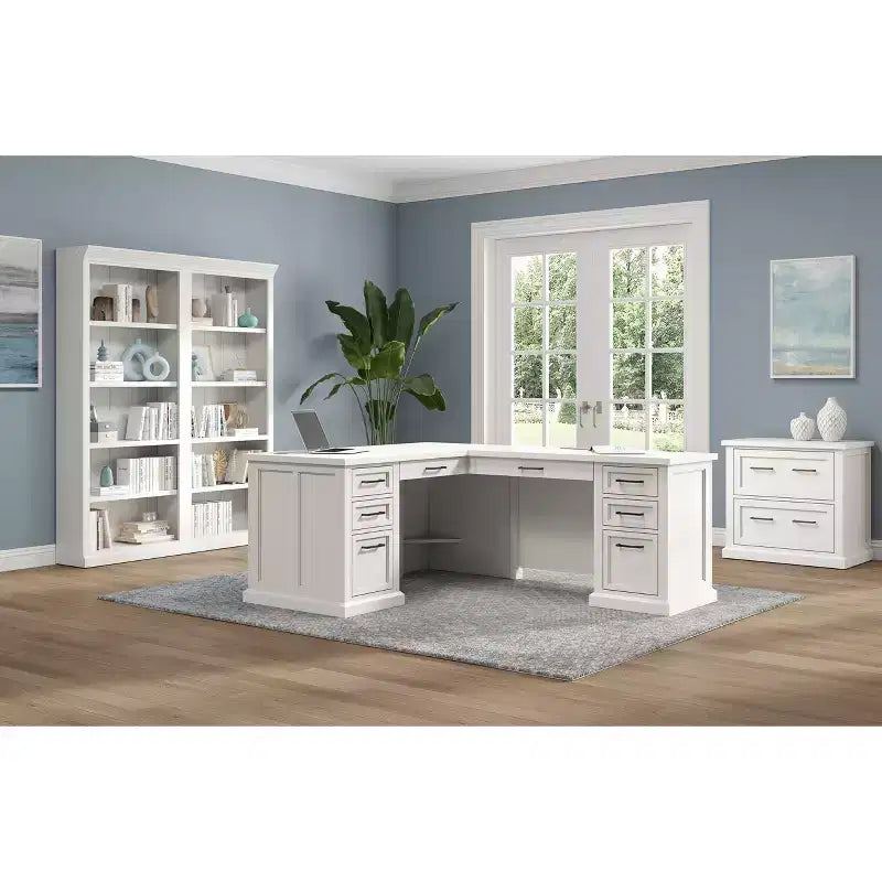 Classeur latéral moderne en bois blanc - Collection Abby - Martin Furniture : Portes Shaker, panneaux à lattes, blocs multiprises intégrés