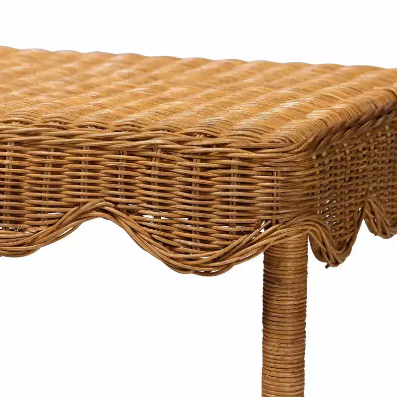 bali & pari Oteria Table d'appoint festonnée en rotin Miel clair