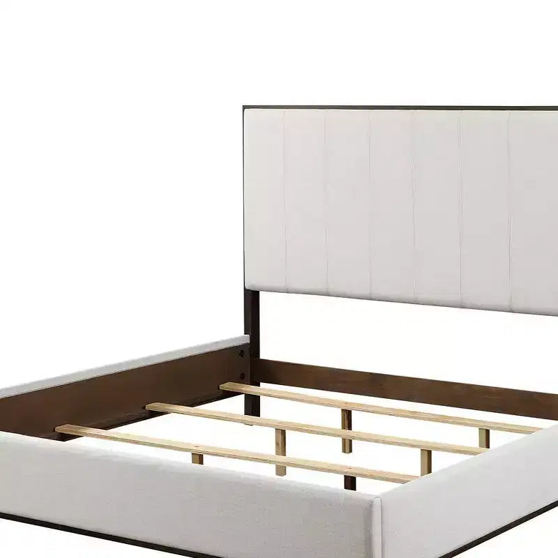 Grand lit «Eastern King» 80,25 po, modèle Carena, tissu gris clair, fini blanc et brun – Acme Furniture : Structure en bois rembourrée de style contemporain