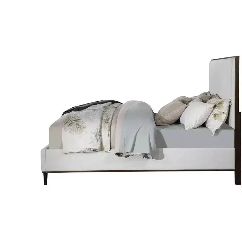 Grand lit «Eastern King» 80,25 po, modèle Carena, tissu gris clair, fini blanc et brun – Acme Furniture : Structure en bois rembourrée de style contemporain