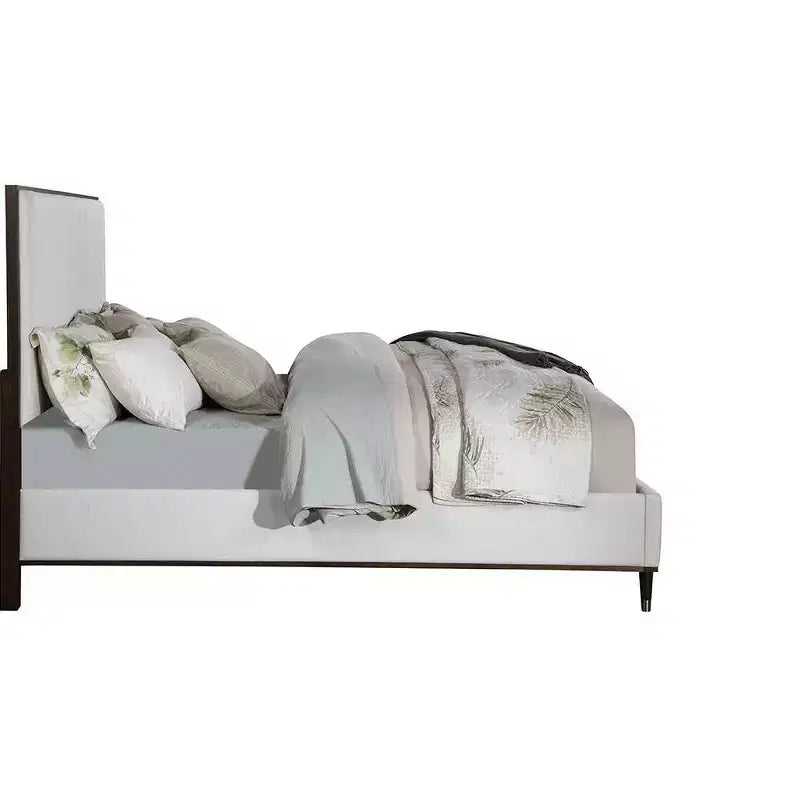 Grand lit «Eastern King» 80,25 po, modèle Carena, tissu gris clair, fini blanc et brun – Acme Furniture : Structure en bois rembourrée de style contemporain