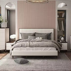 Grand lit «Eastern King» 80,25 po, modèle Carena, tissu gris clair, fini blanc et brun – Acme Furniture : Structure en bois rembourrée de style contemporain