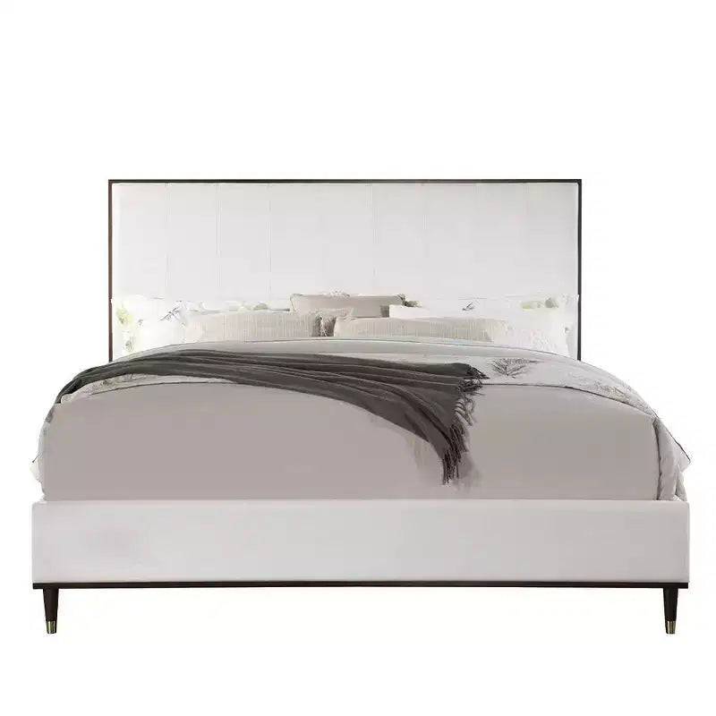 Grand lit «Eastern King» 80,25 po, modèle Carena, tissu gris clair, fini blanc et brun – Acme Furniture : Structure en bois rembourrée de style contemporain