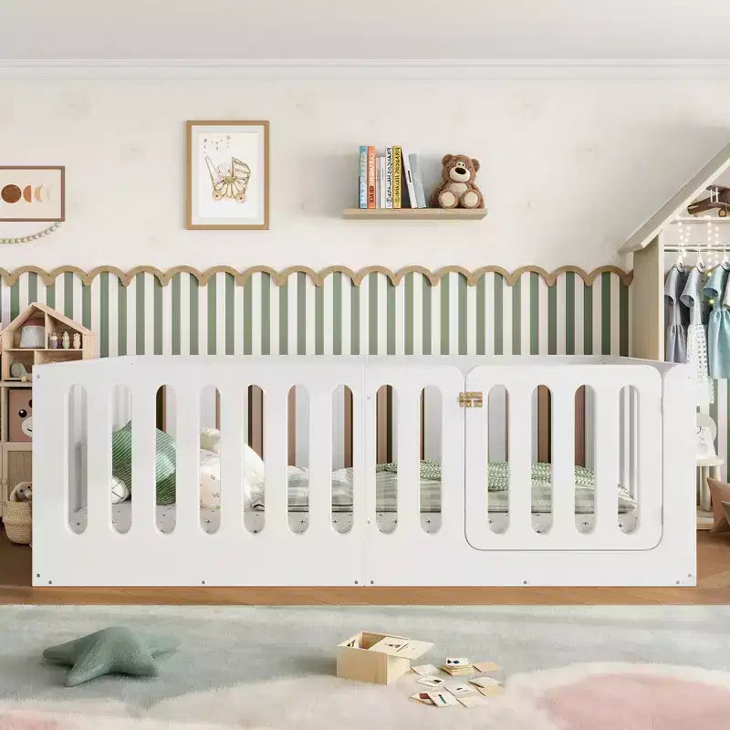 Lit au sol Montessori blanc pour enfant, modèle deux places avec barrières et porte, en bois massif, 1 place