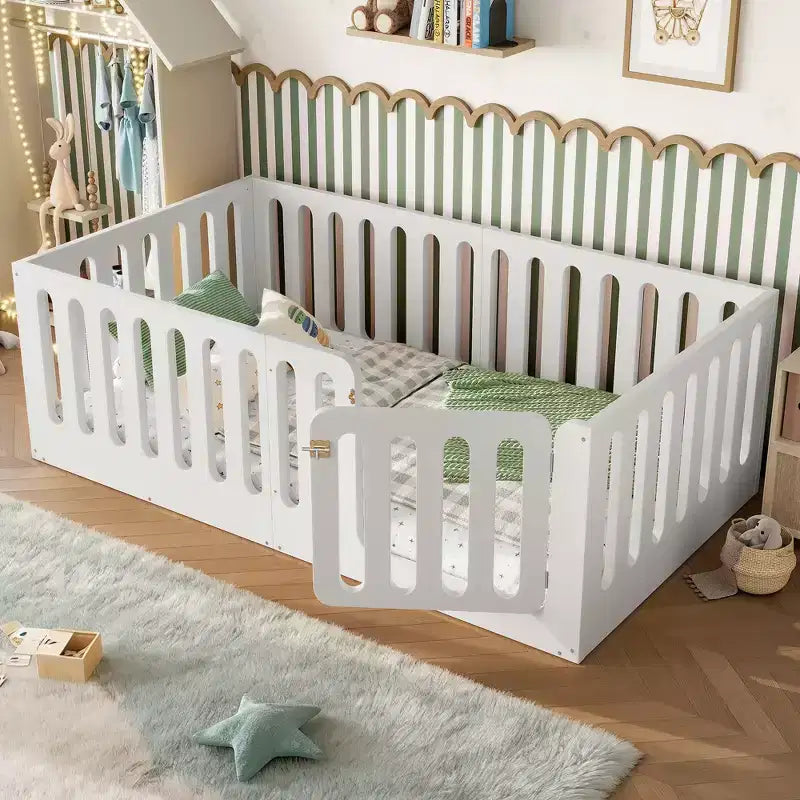 Lit au sol Montessori blanc pour enfant, modèle deux places avec barrières et porte, en bois massif, 1 place