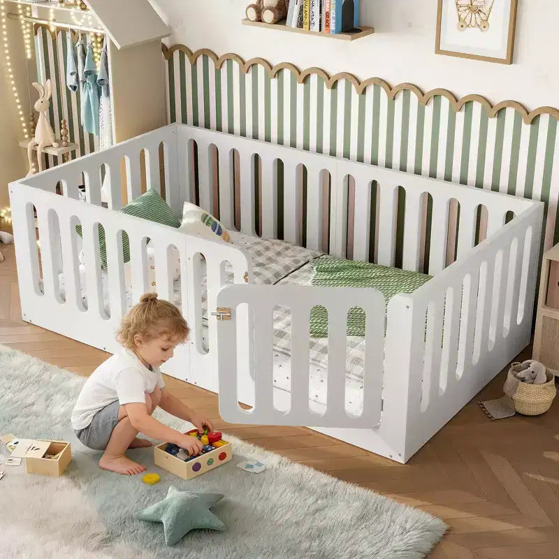 Lit au sol Montessori blanc pour enfant, modèle deux places avec barrières et porte, en bois massif, 1 place