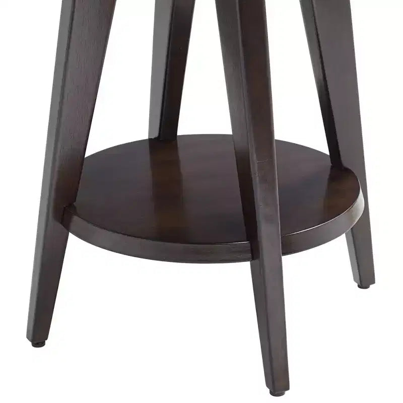 Table d'appoint ronde 55 Downing Street Farmhouse en bois de 61 cm de large avec étagère, plateau en verre trempé marron foncé pour salon, maison