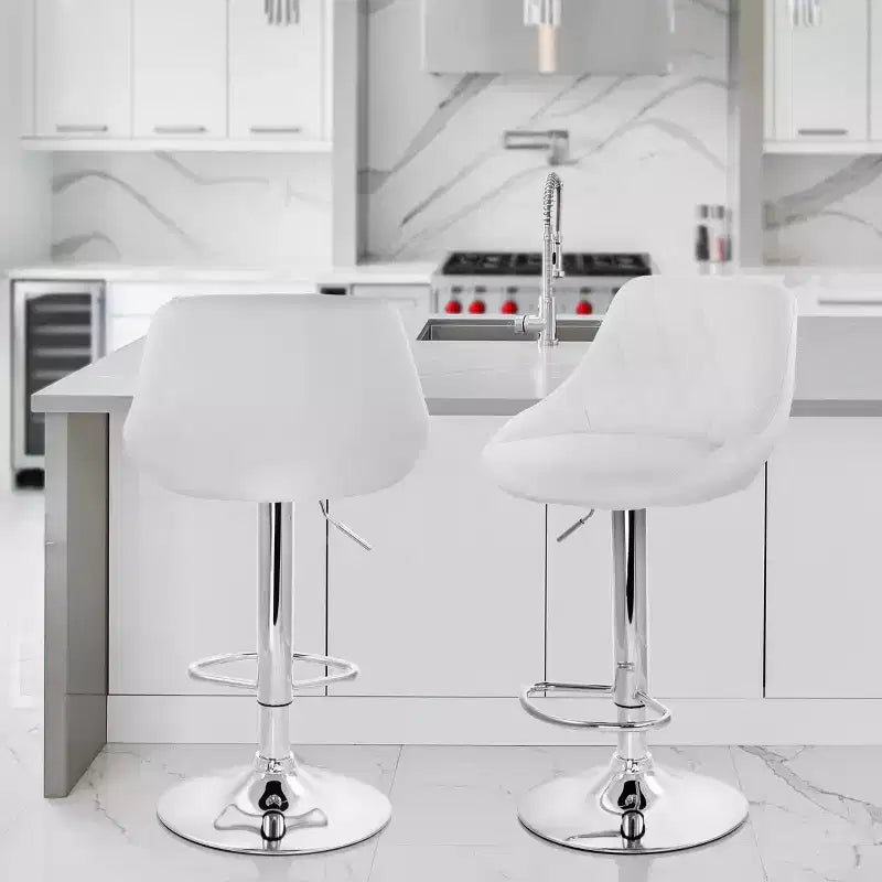 Tabouret de bar Elama 2 pièces en similicuir avec surpiqûres losanges, noir, avec base chromée et hauteur réglable
