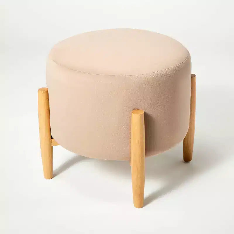 Pouf rond en velours Elroy avec pieds en bois – Threshold conçu avec Studio McGee