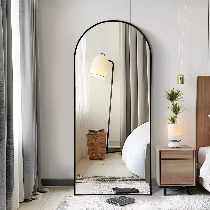 Miroir sur pied plein-corps en arche avec cadre métallique Dovelina