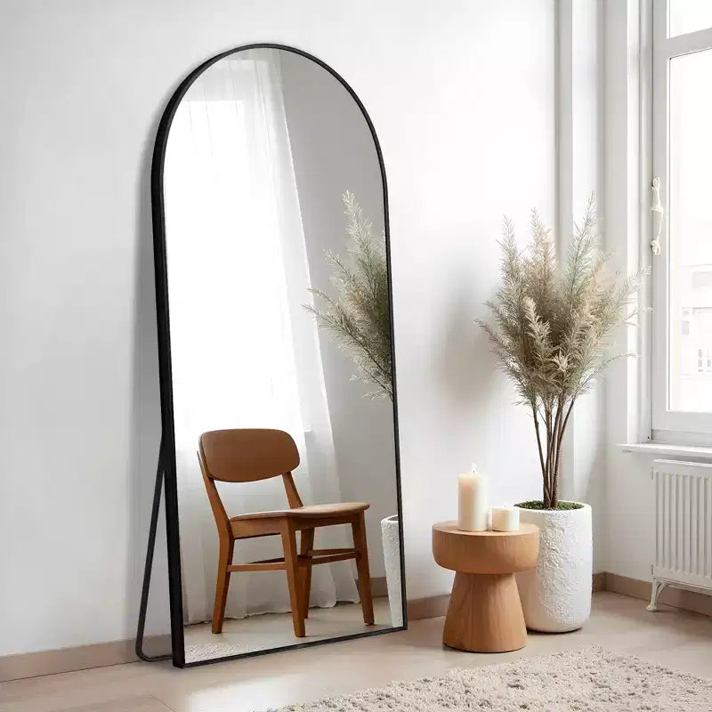 Miroir sur pied plein-corps en arche avec cadre métallique Dovelina