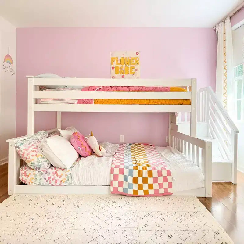 Lit superposé bas Max & Lily en bois (lits jumeaux sur lit double) pour enfants avec escalier