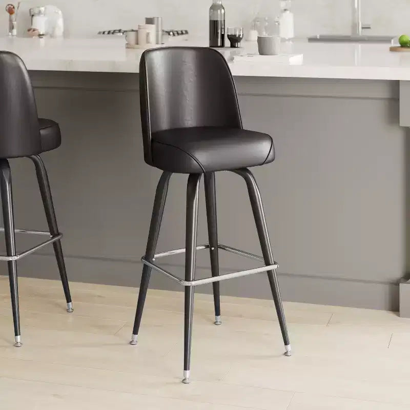 Tabouret de bar Emma et Oliver en métal avec siège baquet pivotant