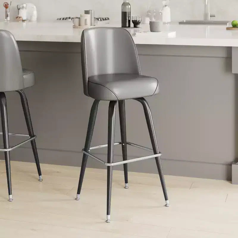 Tabouret de bar Emma et Oliver en métal avec siège baquet pivotant
