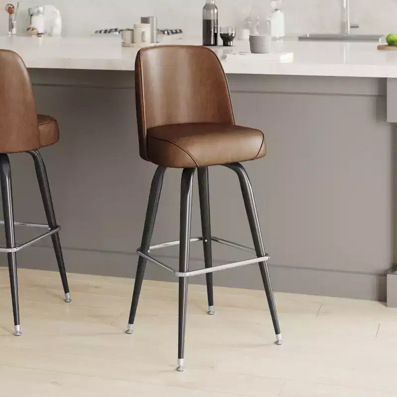 Tabouret de bar Emma et Oliver en métal avec siège baquet pivotant