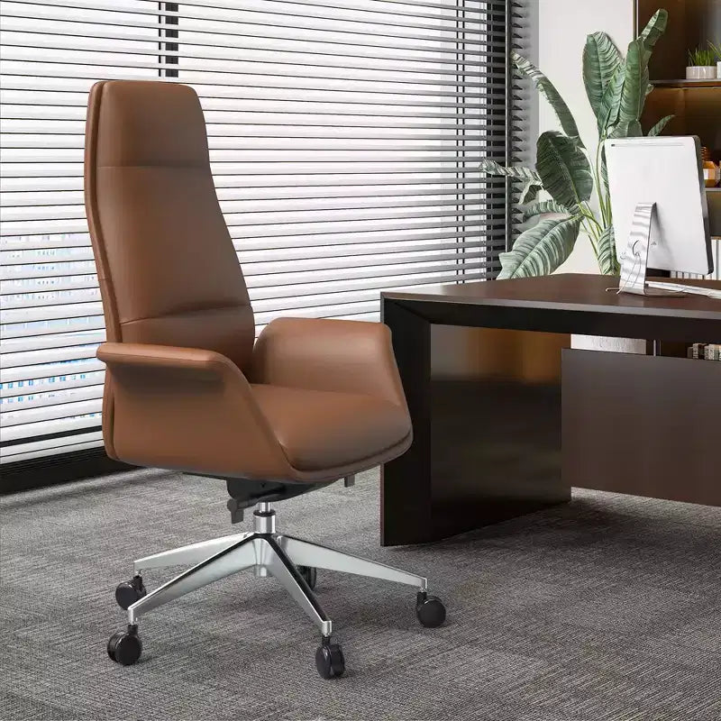 Chaise de bureau LeisureMod Summit à dossier haut en cuir vegan avec cadre en aluminium, pivotante et inclinable, chaise de bureau ergonomique réglable pour le bureau à domicile