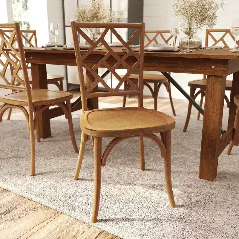 Chaise de salle à manger Merrick Lane en bois massif, empilable, avec dossier orné et finition élégante