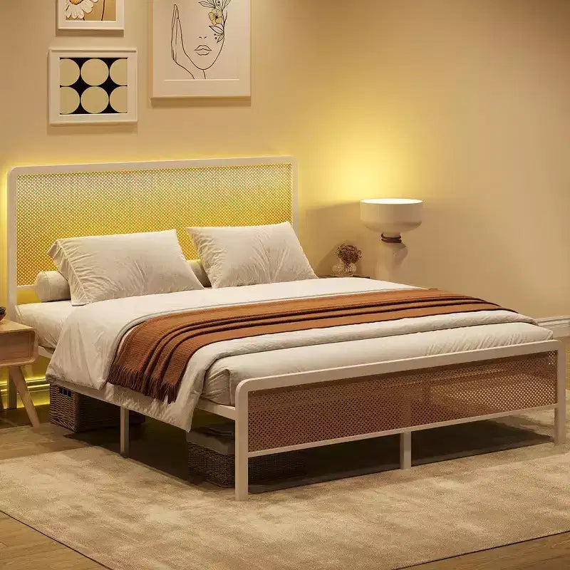 Cadre de lit en rotin Whizmax avec tête de lit lumineuse à LED, lits bohèmes en canne de style bohème avec support de lattes en acier robuste, pas besoin de sommier tapissier, blanc