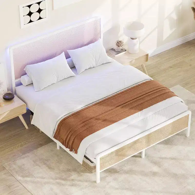 Cadre de lit en rotin Whizmax avec tête de lit lumineuse à LED, lits bohèmes en canne de style bohème avec support de lattes en acier robuste, pas besoin de sommier tapissier, blanc