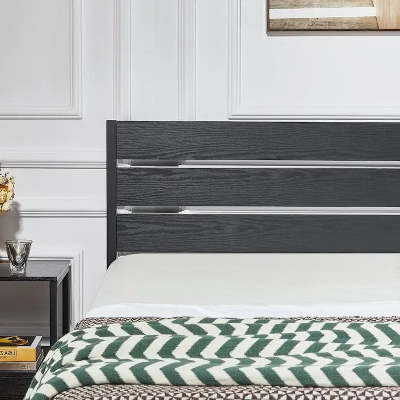 Cadre de lit plateforme en métal noir avec tête de lit aspect bois et lattes en acier – Lit simple, double ou grand