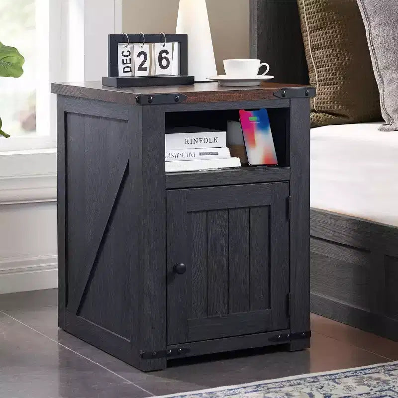 Table de chevet avec station de recharge, table d'appoint de ferme de 50,8 cm avec porte coulissante à rainures et étagère réglable pour chambre à coucher
