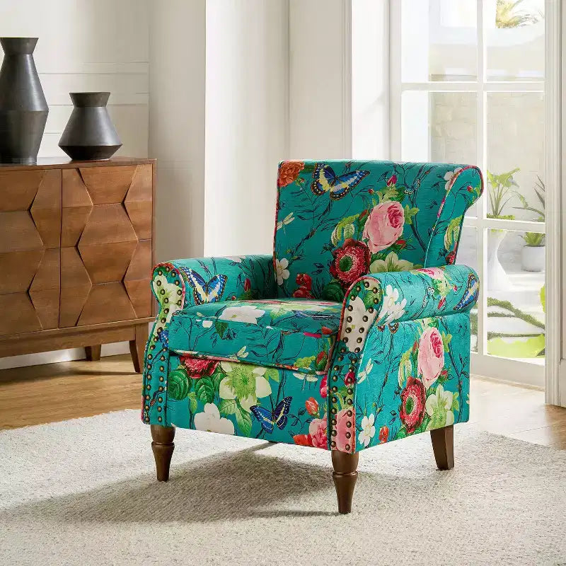 Fauteuil en bois traditionnel Araceli, rembourré à motifs floraux, avec dossier à oreilles et garniture cloutée | ART OF LIVING DESIGNS
