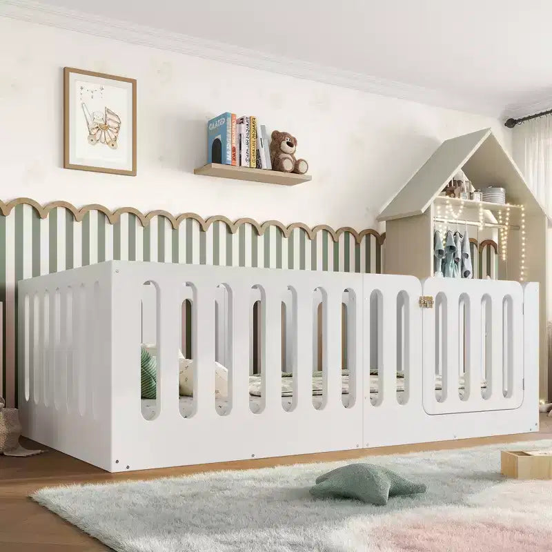 Lit au sol Montessori blanc pour enfant, modèle deux places avec barrières et porte, en bois massif, 1 place